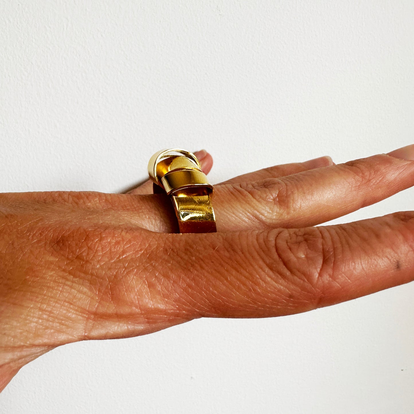 Non-Linear Ring – Modern Split-Band Sculpture