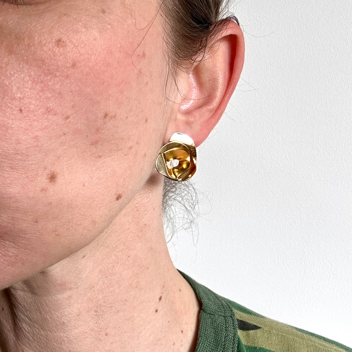 Byodoin- Flower shaped stud earring