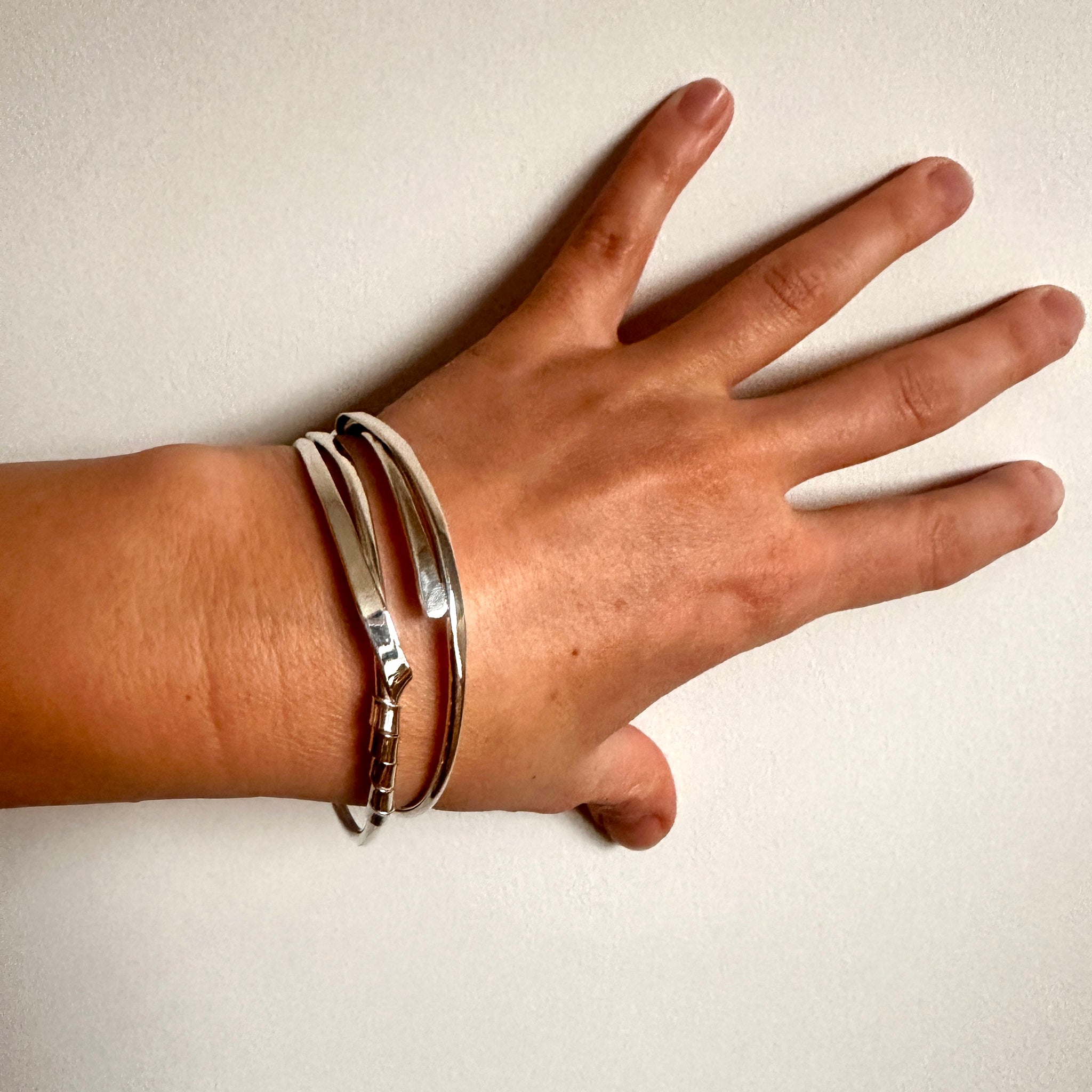 Joined stackable bangle bracelet