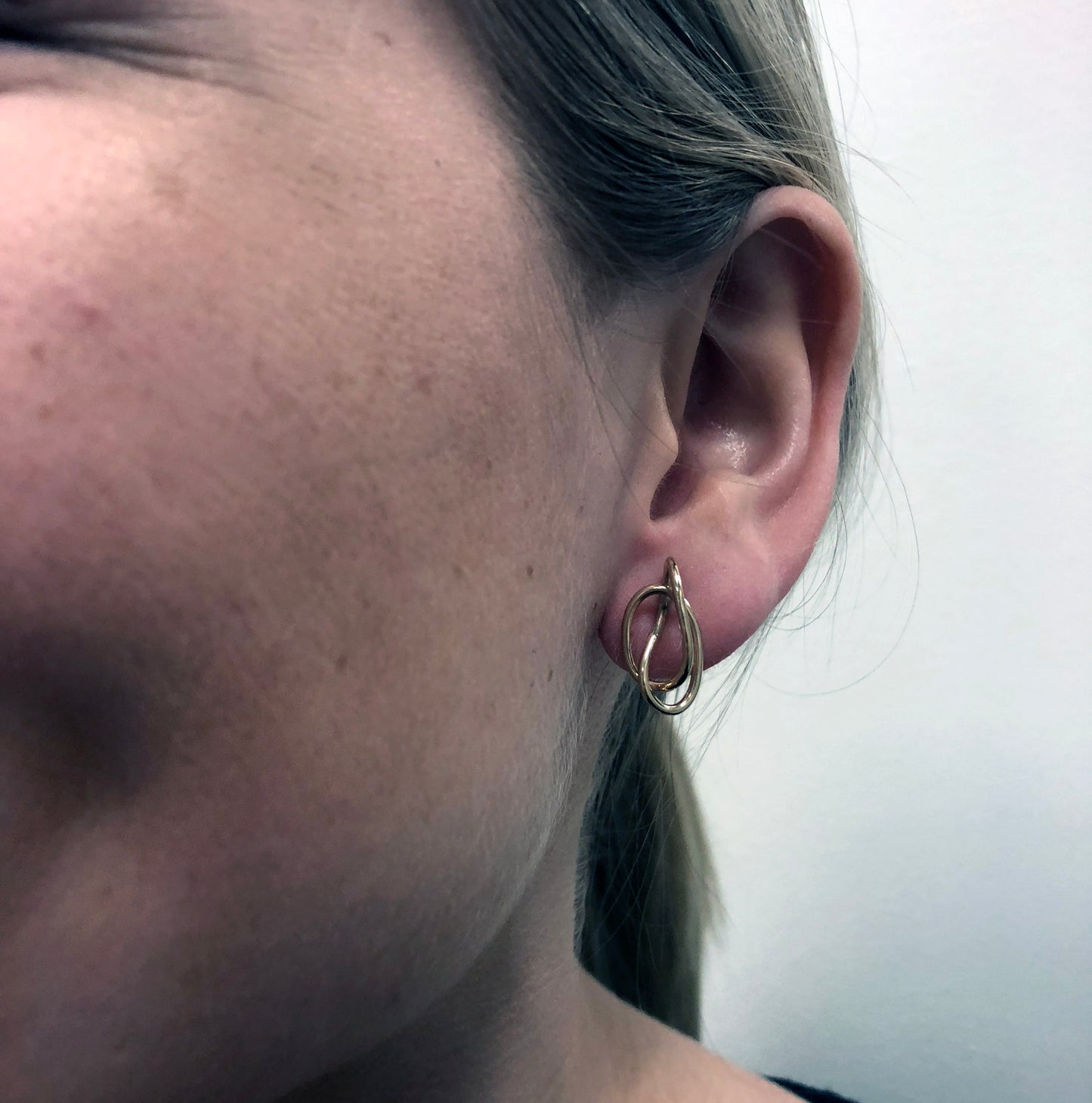 Verse 5 Gold Stud Earring – Sculptural 14k Wire Form
